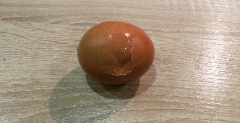 Tapote gentiment ton oeuf sur la table pour briser sa coquille....