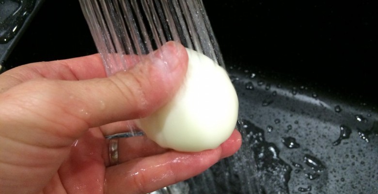 Tu peux le repasser sous l'eau pour le nettoyer et enlever les derniers débris de coquille