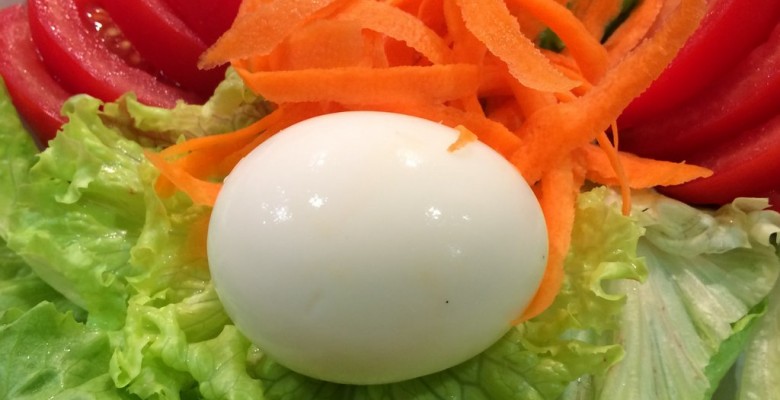 Présente ton oeuf mollet sur ton plat, comme ici sur une simple salade composée