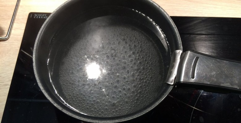 Fais bouillir de l'eau dans une casserole(assez pour y immerger totalement tous tes oeufs)