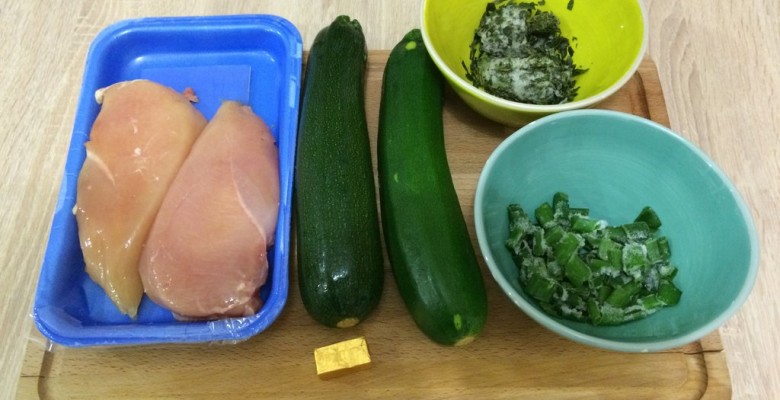 Prépare tous les ingrédients : courgettes, escalopes de poulet, oignons, basilic, ...J'ai ici utilisé des fanes d'oignons blanc, et du basilic que j'avais congelé