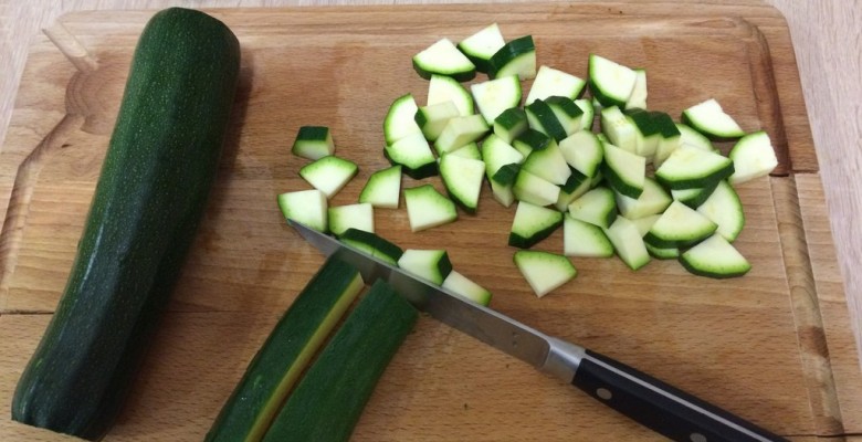 Lave les 3 courgettes et coupe-les en petits morceaux assez fin
