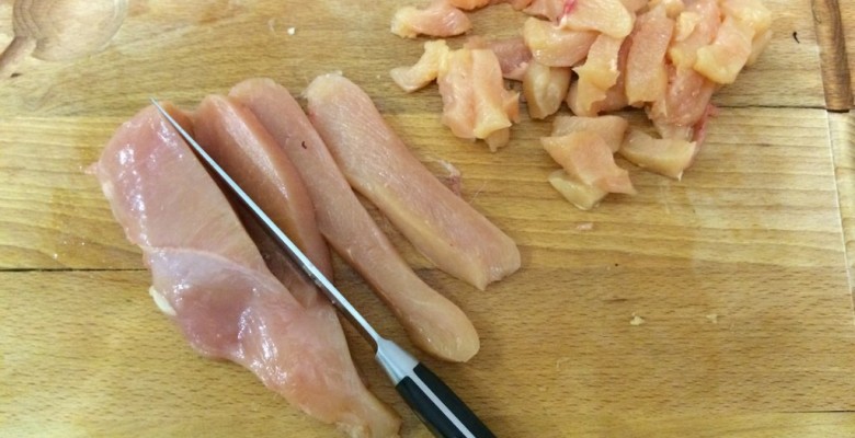 Émince 2 escalopes de poulet en petits bouts également
