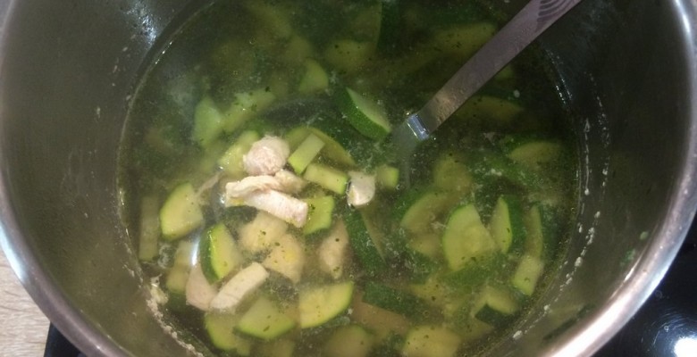 Voilà ! Ton bouillon est prêt ! Vérifie l'assaisonnement et rectifie avec sel/poivre/épices si nécessaire
