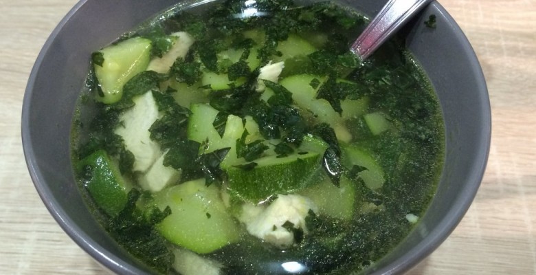 Au moment de servir, ajoute quelques feuilles de basilic frais (ou comme ici congelé) et laisse infuser quelques minutes avant de déguster !