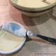 Prépare une fourchette avec un essuie-tout enroulé autour...