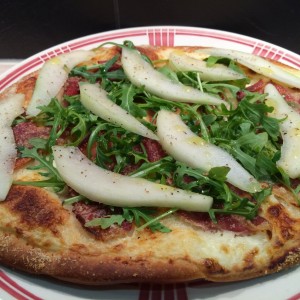 Pizza jambon cru, parmesan & poires (photo)