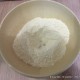 Verse 250 g de farine dans un saladier, et fais un trou au milieu