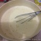 ... et mélange bien à nouveau, jusqu'à avoir une pâte liquide et sans grumeaux.