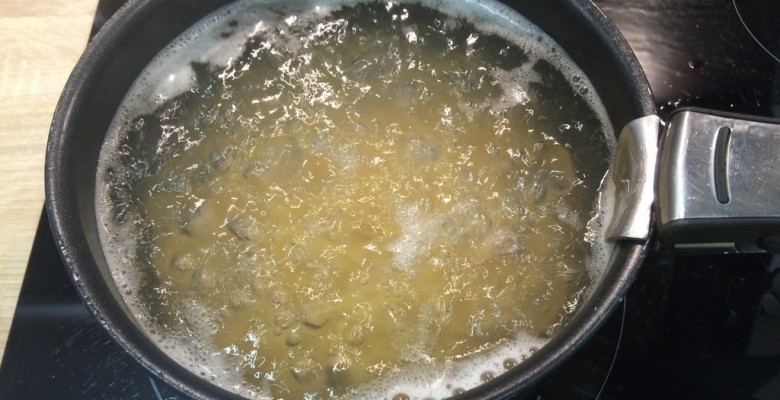 Fais cuire 250 g de macaroni "al dente" (soit environ 8 à 10 minutes)