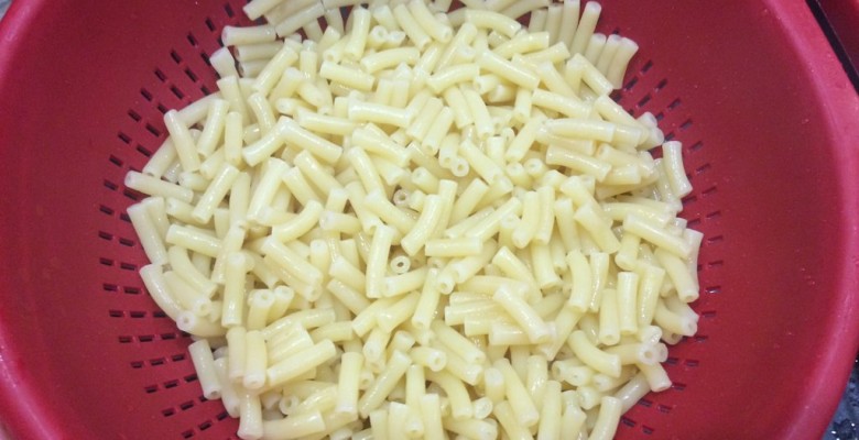 Égoutte les macaroni et remets-les dans leur casserole