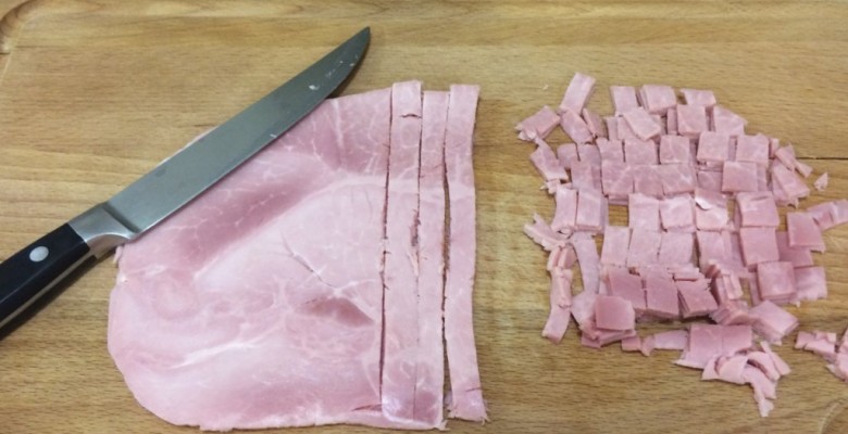 Découpe 3 ou 4 tra,ches de jambon blanc (sans couenne) en tout petits carrés