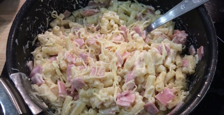 Mélange bien ensemble le jambon, 25 cl de crème fraîche et 100 g de gruyère râpé. Poivre à ta guise.
