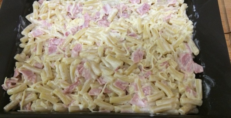 Répartis le mélange dans un plat à gratin, et tasse un peu le tout pour que cela se tienne bien
