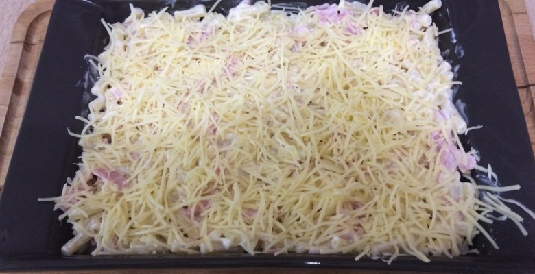 Saupoudre avec le reste de gruyère râpé (50 g environ)