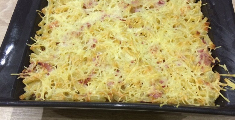 Et voilà : un beau gratin de macaroni au jambon, bien doré !