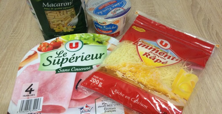 Prépare tous les ingrédients : macaroni, jambon, gruyère râpé et crème fraîche