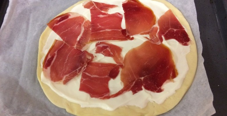 Dispose équitablement 2 ou 3 fines tranches de jambon cru coupées en gros morceaux