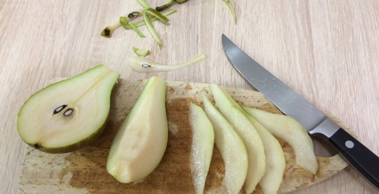 Coupe une poire assez ferme en très fines lamelles. Tu peux comme moi éplucher la poire si tu le souhaites.