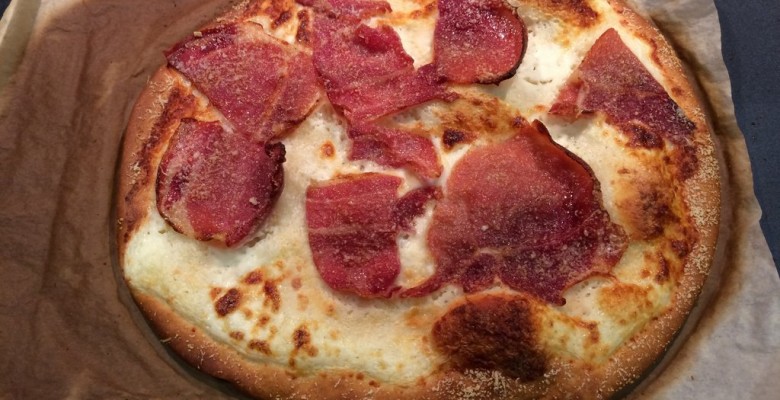 Voilà ta base de pizza qui est cuite ! On va l'améliorer...