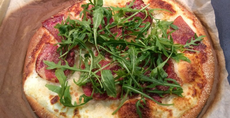 Ajoute de la roquette ou des pousses de pissenlit par exemple sur la pizza