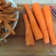Lave et épluche les carottes...