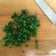 Hache finement les herbes aromatiques : la ciboulette...
