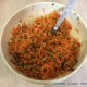 Mélange tous les légumes et herbes, râpés et hachés