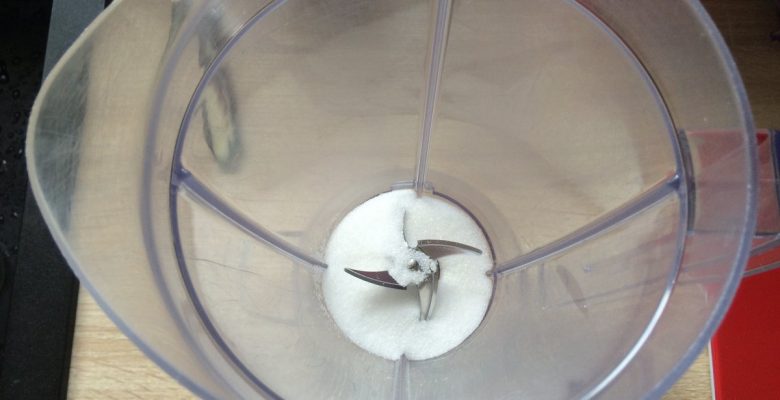 Verse le sucre (60 g) et le sucre vanillé (1/2 sachet) dans le bol de ton blender...