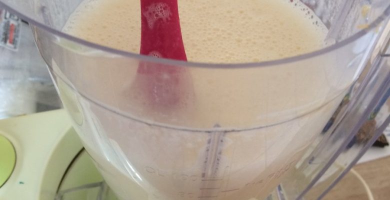 Avec une spatule, décolle éventuellement la farine collée sur les bords du bol