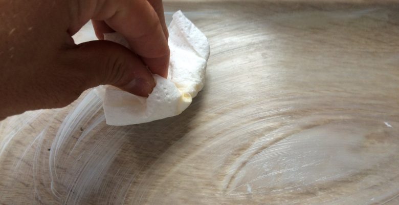 Beurre ton plat à l'aide d'un essuie-tout
