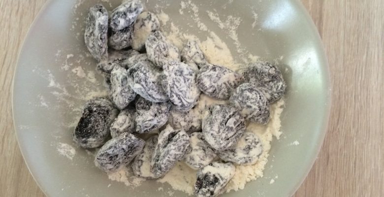 Puis mélange le tout pour enrober les pruneaux de farine