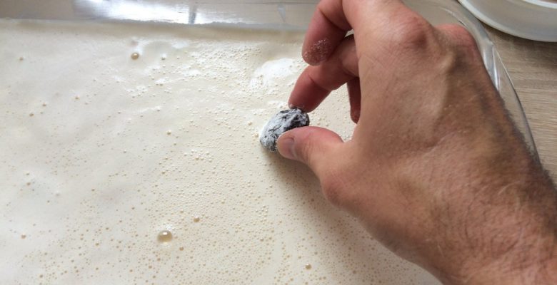 Dispose équitablement les pruneaux dans le plat rempli de pâte