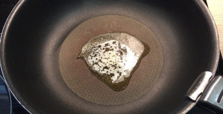 Fais fondre une grosse noix de beurre dans la poêle
