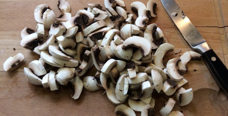 Pendant ce temps, épluche et coupe en lamelles les champignons