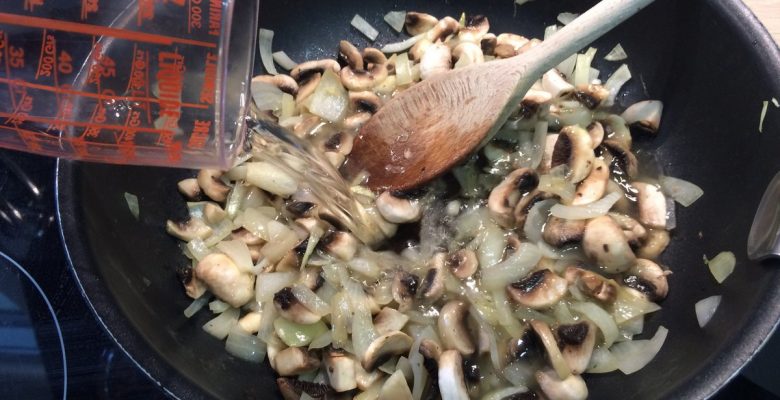 Ajoute le vin blanc dans la poêle