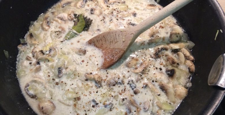 Ajoute le bouquet garni, assaisonne et mélange bien