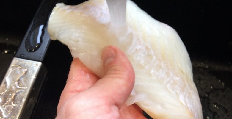 Rince les filets de poisson sous le robinet