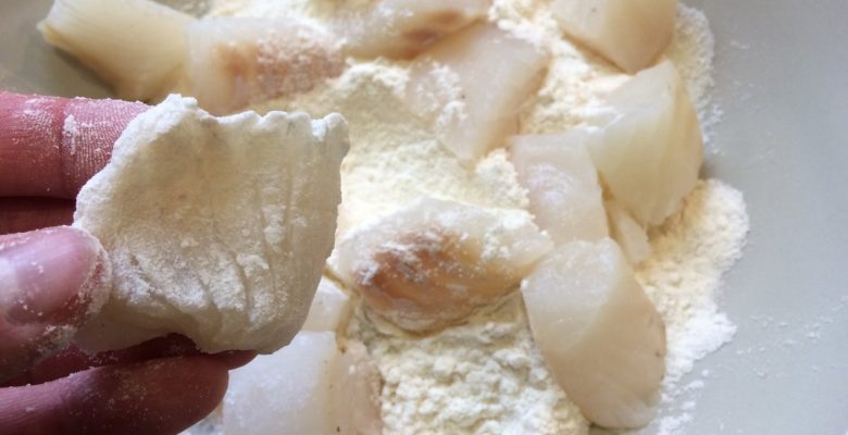 Roule les cubes dans la farine de tous les côtés