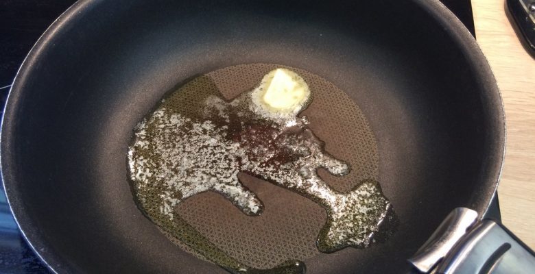 Fais fondre une grosse noix de beurre à la poêle