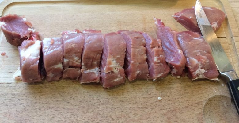 Pendant ce temps, coupe des tranches de 2 cm dans le filet mignon de porc