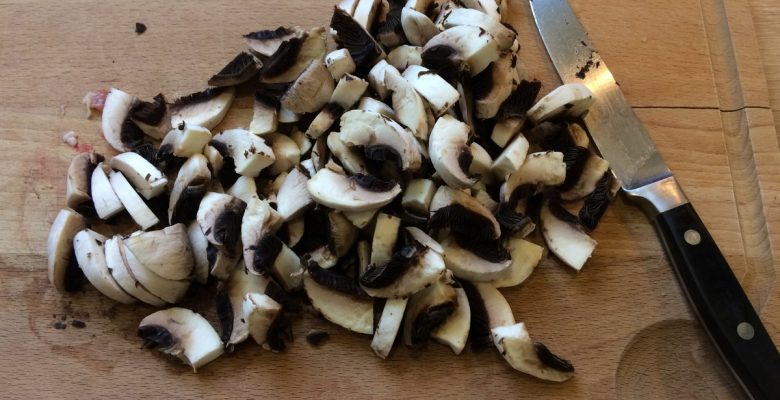 Coupe grossièrement les champignons