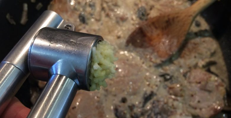 Ajoute l'ail pressé