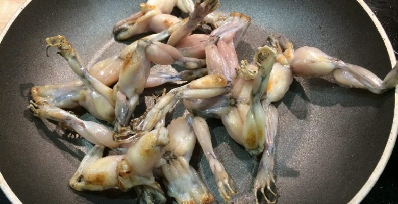 Fais revenir les cuisses à la poêle 2 minutes par face, à feu vif dans de l'huile d'olives