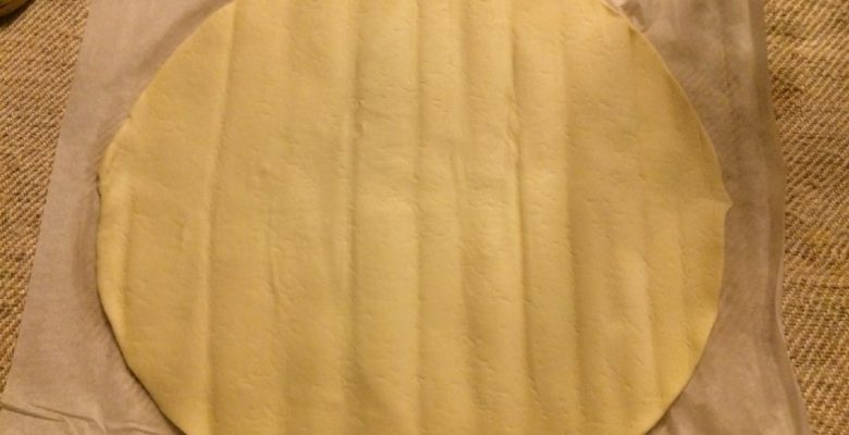 Étale la pâte sur du papier sulfurisé.