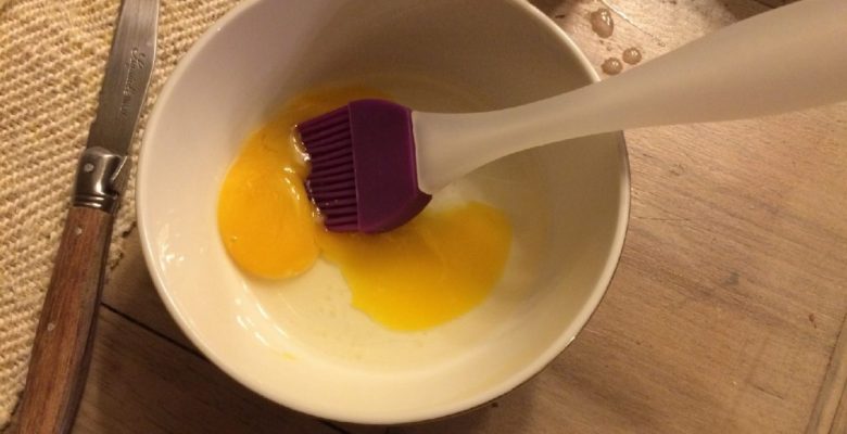 Délaye un jaune d’œuf dans un peu d'eau.