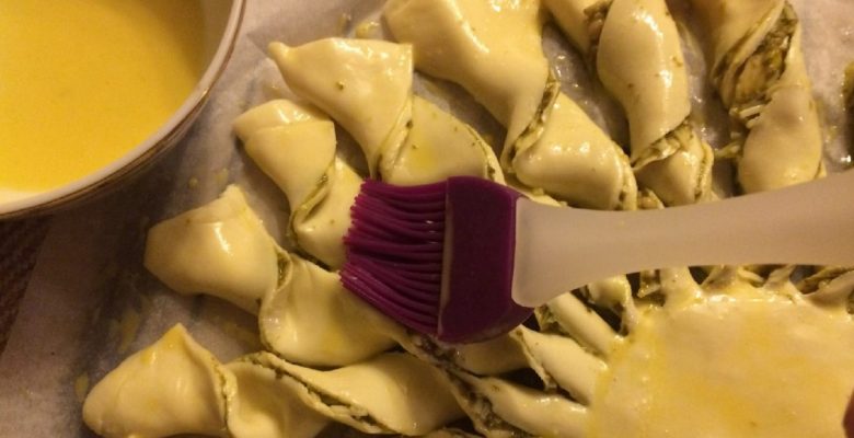 Badigeonne le dessus de la tarte avec cette mixture pour la faire bien dorer.