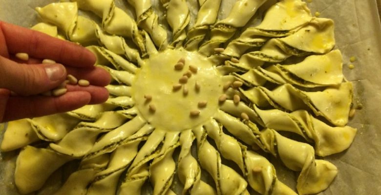 Tu peux ajouter quelques pignons de pin sur le dessus pour finir.
