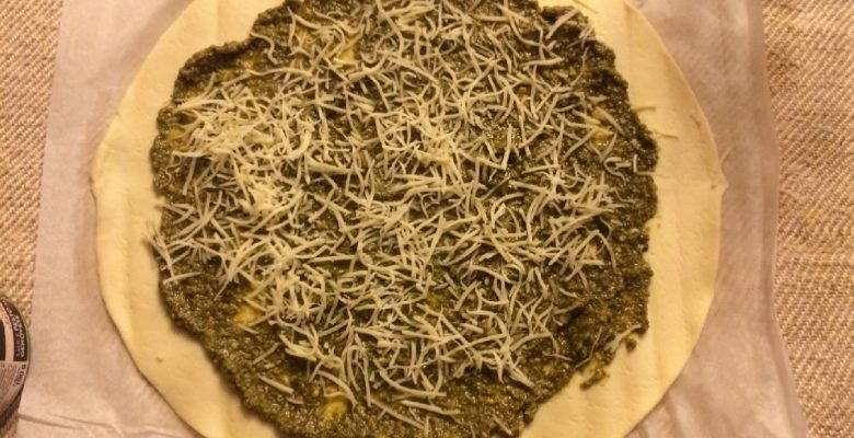 Ajoute les pignons de pin et saupoudre de gruyère râpé.