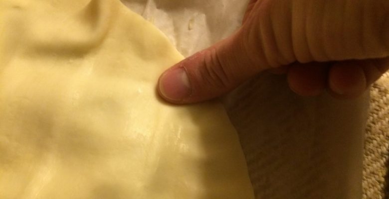 Soude les 2 bords de pâte ensemble en appuyant avec les doigts.
